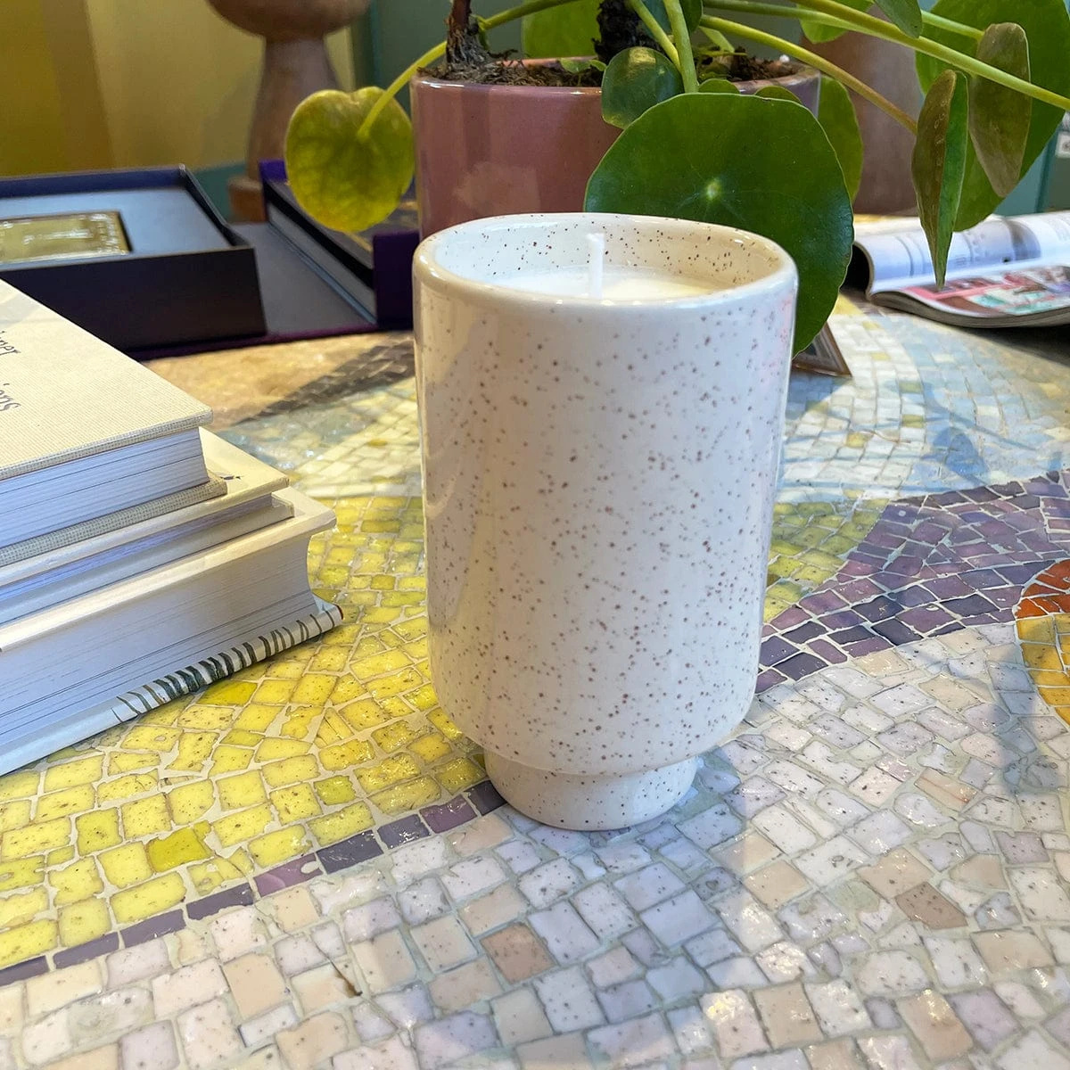 Jungalow Kaya Ceramic Candle - Speckled Cream/Coconut Musk 2 Jungalow Kaya Ceramic Candle - Speckled Cream/Coconut Musk - Image 2